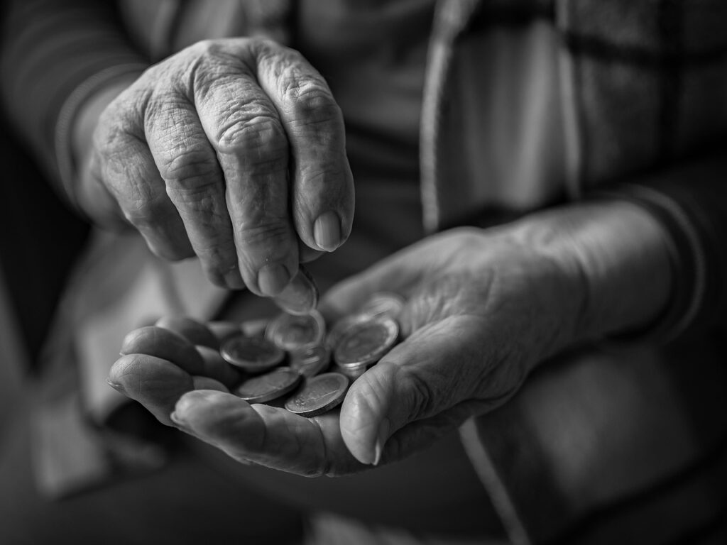 50代が年金だけで暮らせるか、生活の現実と対策は？